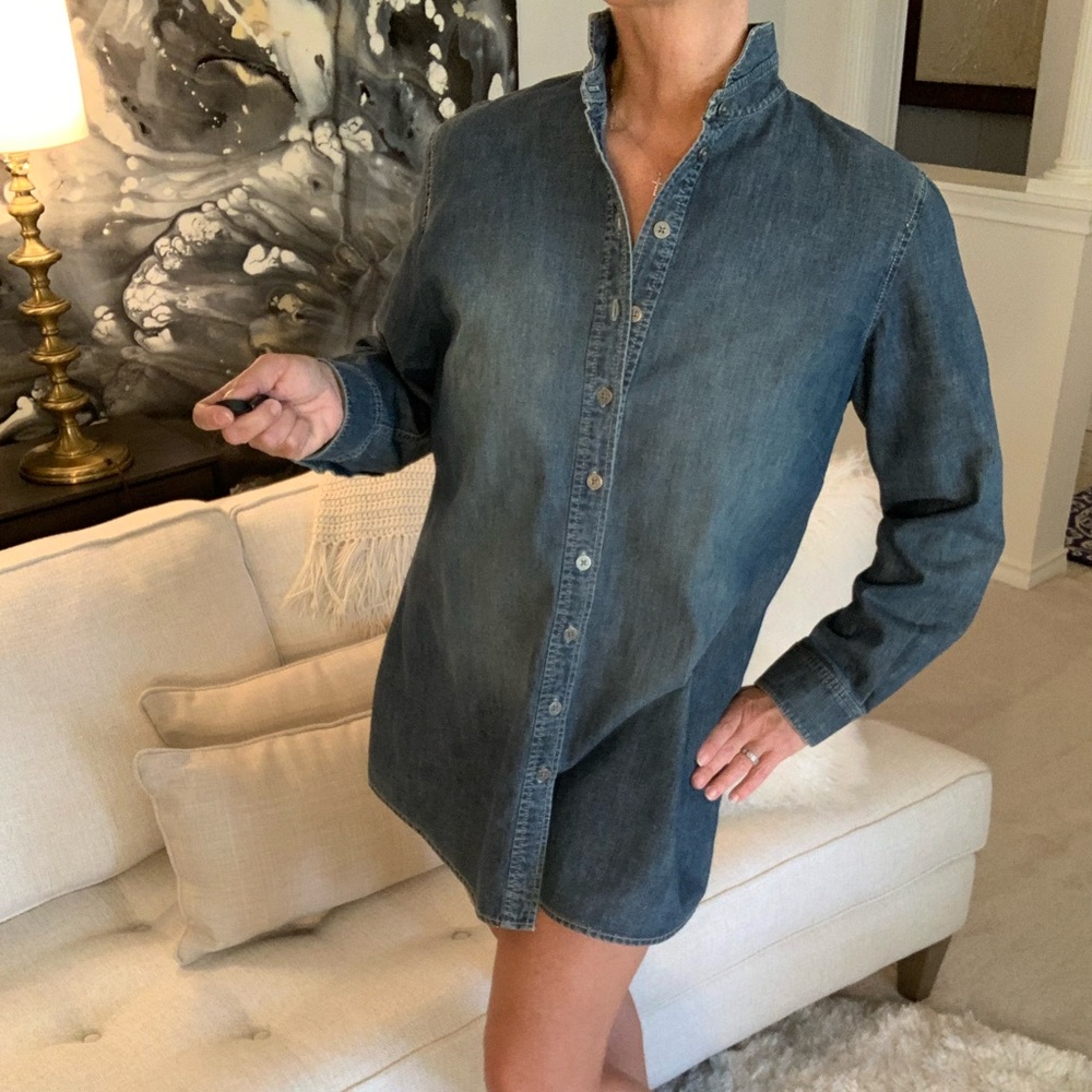 Chico’s denim tunic, 2 (12-14 L) metal buttons. Banded collar with back seaming